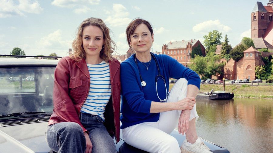 "Mit Herz und Holly: Lichtblicke": Dr. Holly Sass (Karoline Teska, l.) und Dr. Katrin Herz (Inka Friedrich) arbeiten in der kleinen Stadt Tangermünde an der Elbe. (ili/spot)