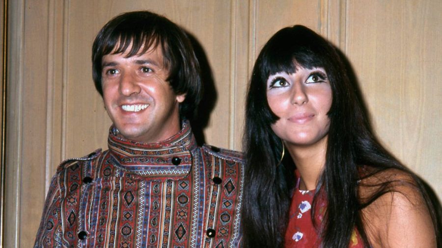 Glückliche Zeiten im Flower-Power-Look: Sonny Bono und Cher im Jahre 1967 (tj/spot)