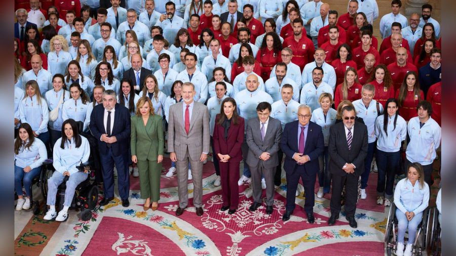 Felipe (hellgrauer Anzug) und Letizia (in Burgunderrot) mit den Sportlerinnen und Sportlern in Madrid. (jom/spot)