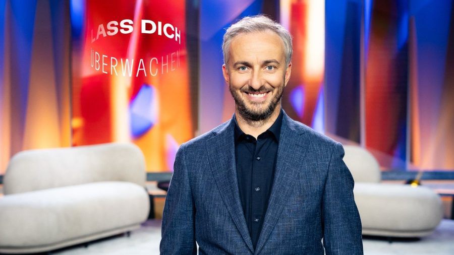 Jan Böhmermann durchforstet bei "Lass dich überwachen!" die digitale Vergangenheit seiner Studiogäste. (eyn/spot)