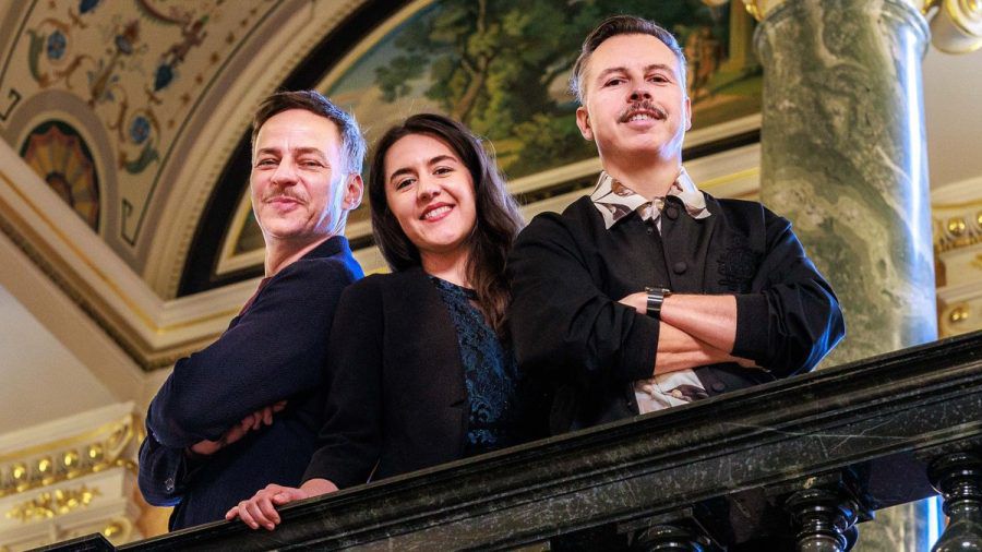 Tom Wlaschiha (li.), Jasmin Delfs und Tino Piontek alias Purple Disco Machine werden beim SemperOpernball 2025 dabei sein. (the/spot)