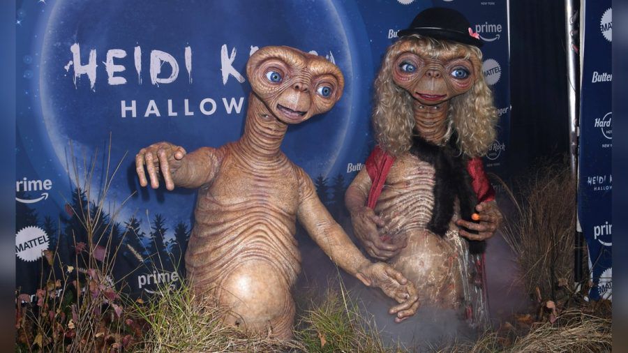 Tom Kaulitz (l.) und Heidi Klum mussten für ihr "E.T."-Kostüm Schmerzen in Kauf nehmen. (eyn/spot)