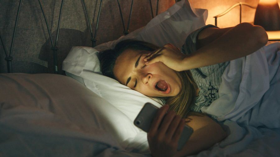 Vielen Menschen fällt es schwer, das Smartphone wegzulegen - selbst im Bett. (ncz/spot)