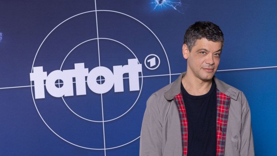 Carlo Ljubek tritt ab 2026 ein schweres Erbe beim Münchner "Tatort" an. (stk/spot)