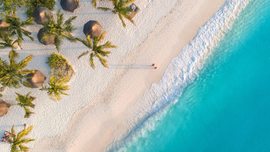 Das türkisfarbene Meer und die weißen Strände von Sansibar locken im Dezember Sonnenanbeter aus aller Welt auf die afrikanische Insel. (elm/spot)