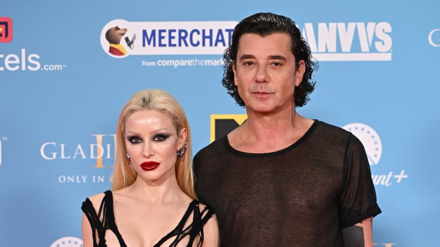 Xhoana X und Gavin Rossdale präsentierten sich in Manchester in schwarzen Outfits, die tief blicken ließen. (ae/spot)