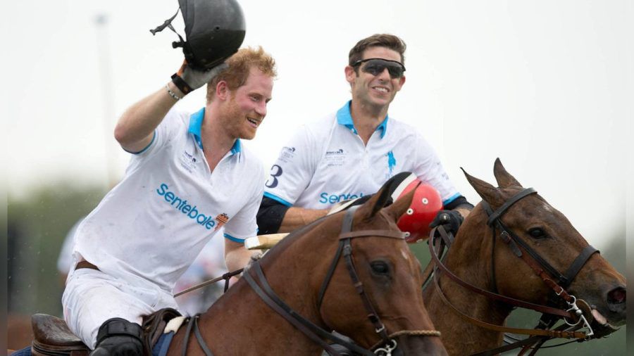 Prinz Harry (l.) spielt leidenschaftlich gerne Polo. Auch seine neue Serie dreht sich um den Sport. (wue/spot)