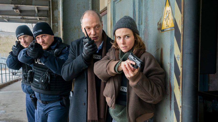 "Tatort: Unter Feuer": Peter Schnabel (Martin Brambach, 2.v.r.) und Karin Gorniak (Karin Hanczewski) stürmen die Werkstatt von Marek Krug. (eyn/spot)