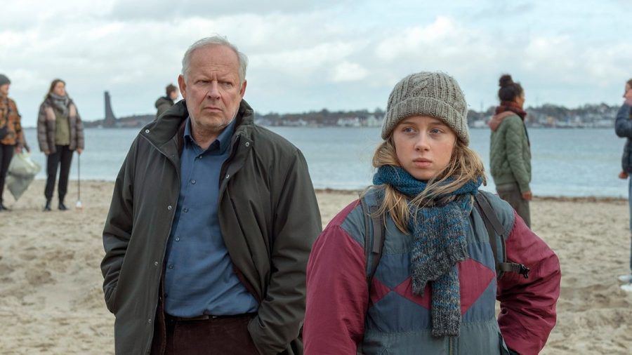 "Tatort: Borowski und das ewige Meer": Borowski (Axel Milberg) versucht, durch die Klimaaktivistin Leonie (Johanna Götting) den Geschehnissen auf die Spur zu kommen. (eyn/spot)