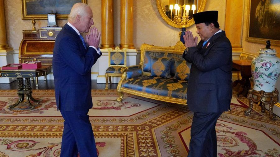 König Charles III. (l.) und Prabowo Subianto während einer Audienz. (wue/spot)