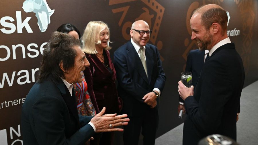 Auf der Verleihung der Tusk Awards kommt Prinz William mit Ron Wood (l.) und Mark Knopfler ins Gespräch. (dam/spot)