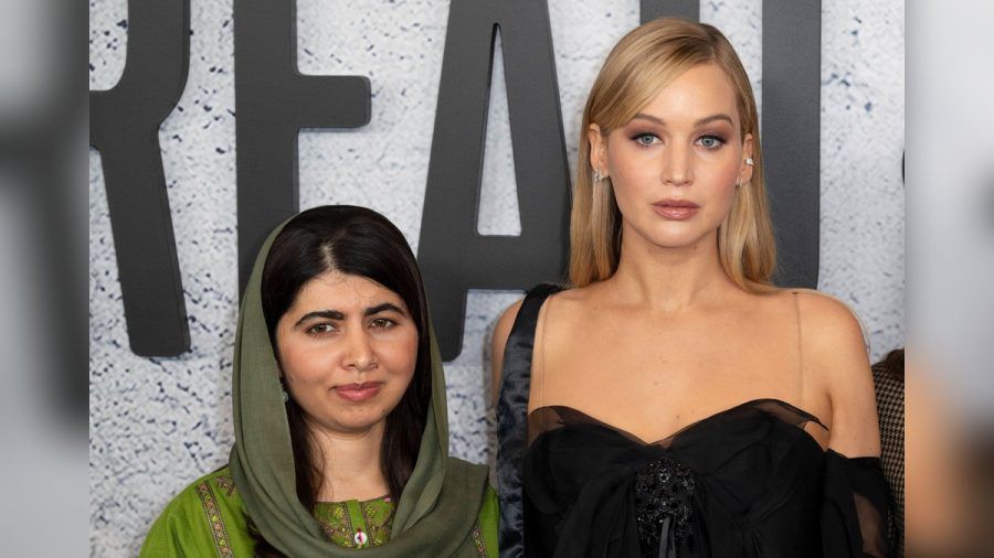 Malala Yousafzai (l.) und Jennifer Lawrence haben die Doku "Bread & Roses" produziert. (ncz/spot)