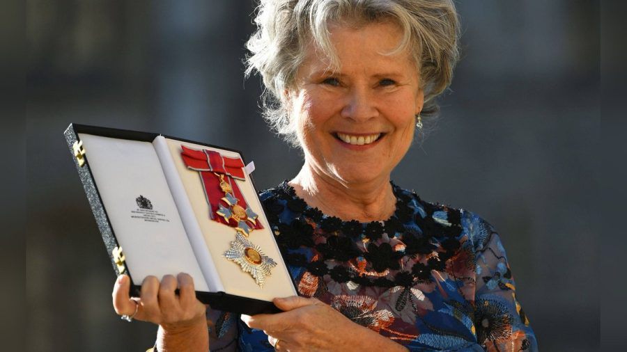 Dame Imelda Staunton präsentiert auf Schloss Windsor stolz ihren Verdienstorden. (lau/spot)