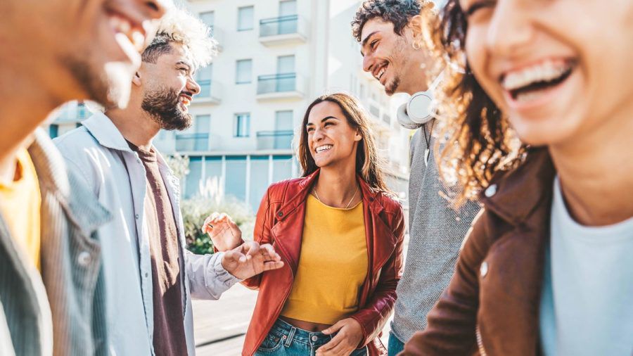 Viele Menschen nehmen sich vor, sich wieder mehr mit Freunden zu treffen, statt am Smartphone zu hängen. (elm/spot)