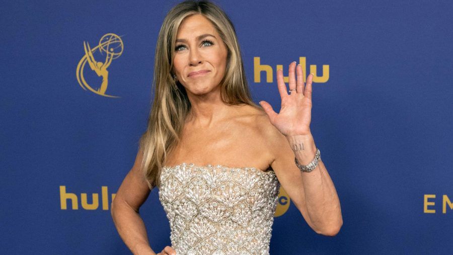 Jennifer Aniston lächelt im Herbst bei den diesjährigen Emmy Awards. (rho/spot)