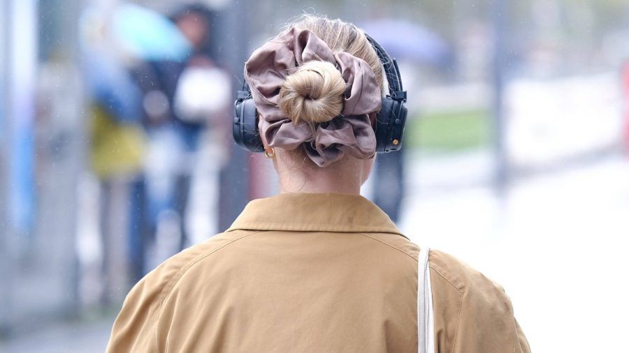 Der Dutt gehört vor allem im Herbst zu den gängigsten Frisuren (noe/spot)