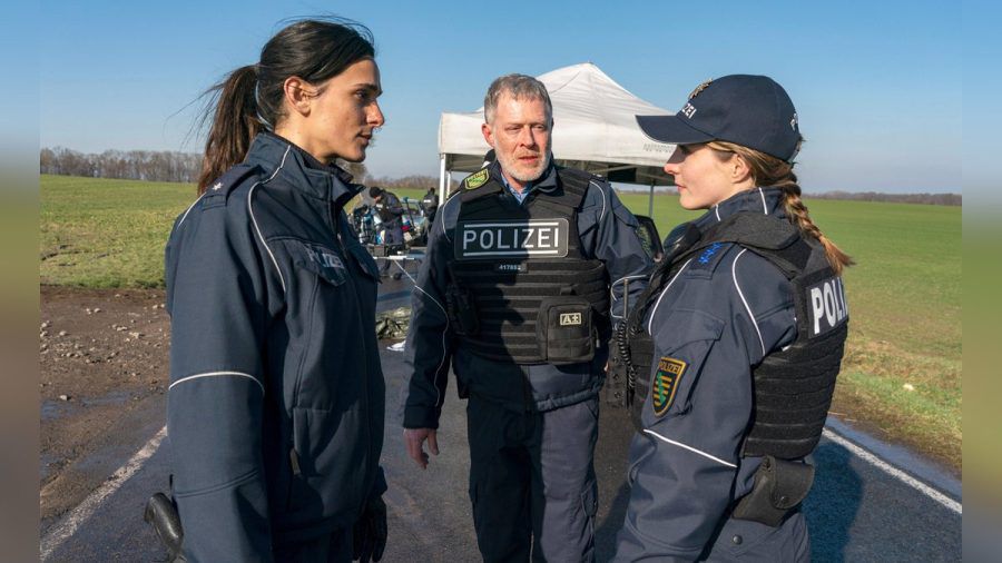 Leila Demiray (Aybi Era), Jens Riebold (Andreas Lust), Anna Stade (Paula Kroh) im "Tatort: Unter Feuer" - Revierleiter Riebold suspendiert die beiden jungen Kolleginnen, da sie sich vom Tatort entfernt haben (dr/spot)