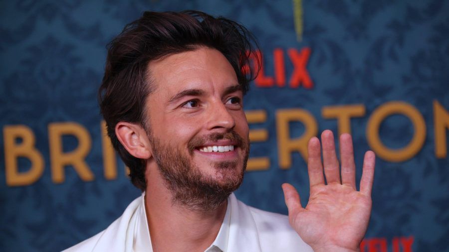 Kann es kaum erwarten, wieder bei der Netflix-Serie "Bridgerton" mitzumischen: Jonathan Bailey. (tj/spot)