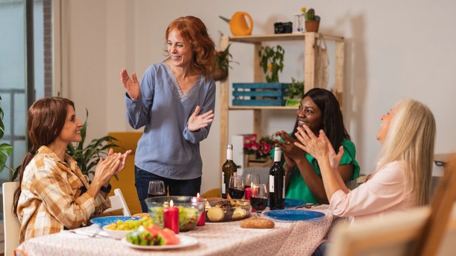 Friendsgiving hat sich in den USA als Gegenbewegung zum traditionellen Thanksgiving etabliert. (the/spot)