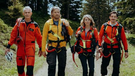 "Die Bergretter: Abschiedsschmerz": Die Bergretter Markus (Sebastian Ströbel, 2.v.l.), Katharina (Luise Bähr), Tobi (Markus Brandl, r.) und Michi (Robert Lohr, l.) sind auf der Suche nach der Vermissten. (hub/spot)