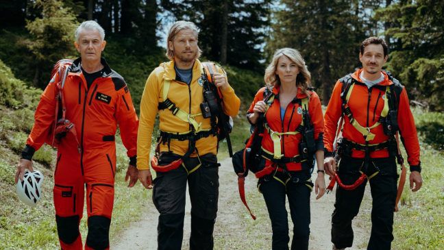 "Die Bergretter: Abschiedsschmerz": Die Bergretter Markus (Sebastian Ströbel, 2.v.l.), Katharina (Luise Bähr), Tobi (Markus Brandl, r.) und Michi (Robert Lohr, l.) sind auf der Suche nach der Vermissten. (hub/spot)