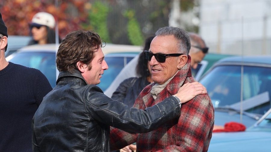 Umarmung für den Boss: Jeremy Allen White (l.) begrüßt Bruce Springsteen (smi/spot)