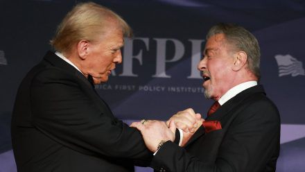 Donald Trump (l.) hat sich offenbar ins Herz seines Jüngers Sylvester Stallone geboxt. (wue/spot)