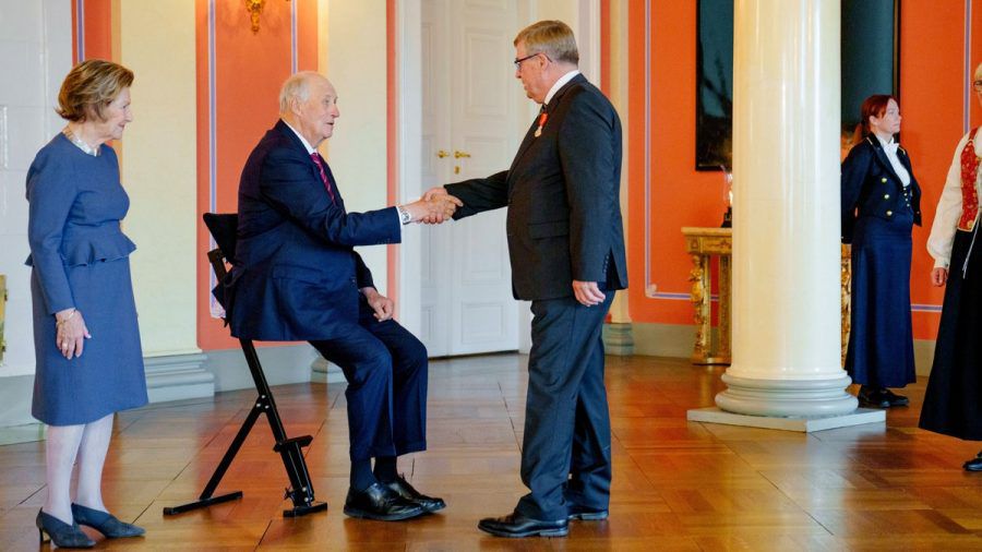 König Harald empfängt Besucher im Sitzen. (ili/spot)