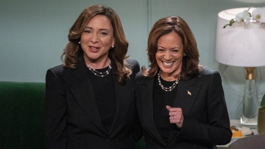 "SNL"-Komikerin Maya Rudolph (l.) bekam Besuch von ihrem berühmten Spiegelbild Kamala Harris. (stk/spot)