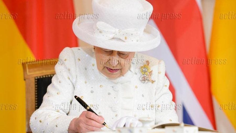 Queen Elizabeth II. hinterließ im Laufe ihrer 70-jährigen Regentschaft in unzähligen Gästebüchern - wie hier 2015 in Berlin - Einträge. Auch privat notierte sie sich Begegnungen und Erlebnisse. (ae/spot)