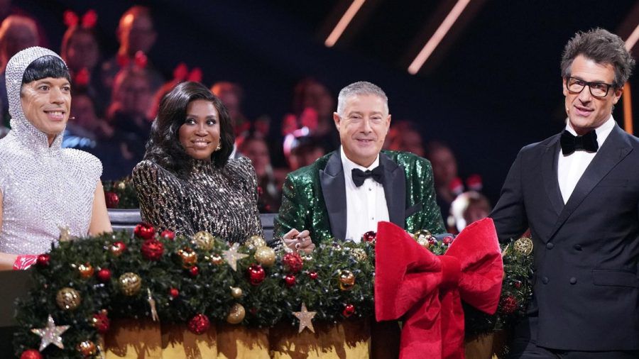 In der Jury der Weihnachtsshow sitzt das bekannte "Let's Dance" Trio (v.li.) Motsi Mabuse, Jorge González und Joachim Llambi - hier neben Moderator Daniel Hartwich. (the/spot)