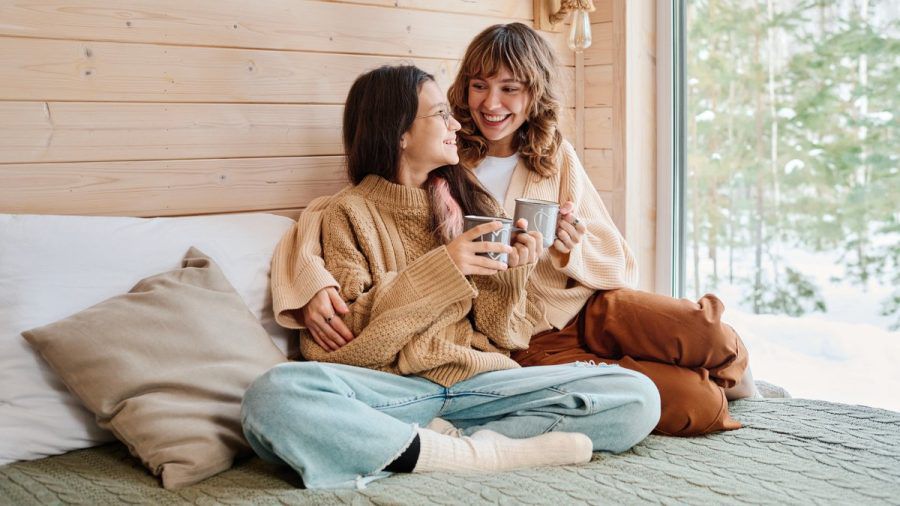 Gemütliche Pullover und mehr: Slow Living Fashion ist der perfekte Begleiter durch kalte Wintertage. (the/spot)