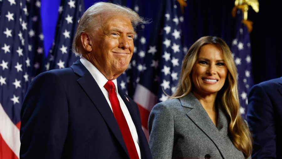 Donald Trump mit Ehefrau Melania Trump. Bei seinem Auftritt auf einer Wahlparty in den frühen Mittwochmorgenstunden erklärt er sich zum Wahlsieger. (the/jom/jmk/spot)