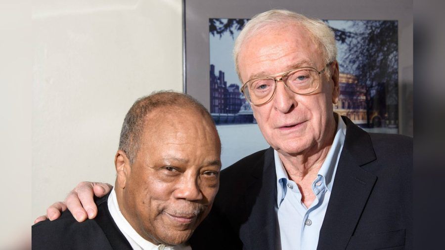 Michael Caine (r.) trauert um seinen "astrologischen Zwilling" (Bild von 2014). (smi/spot)