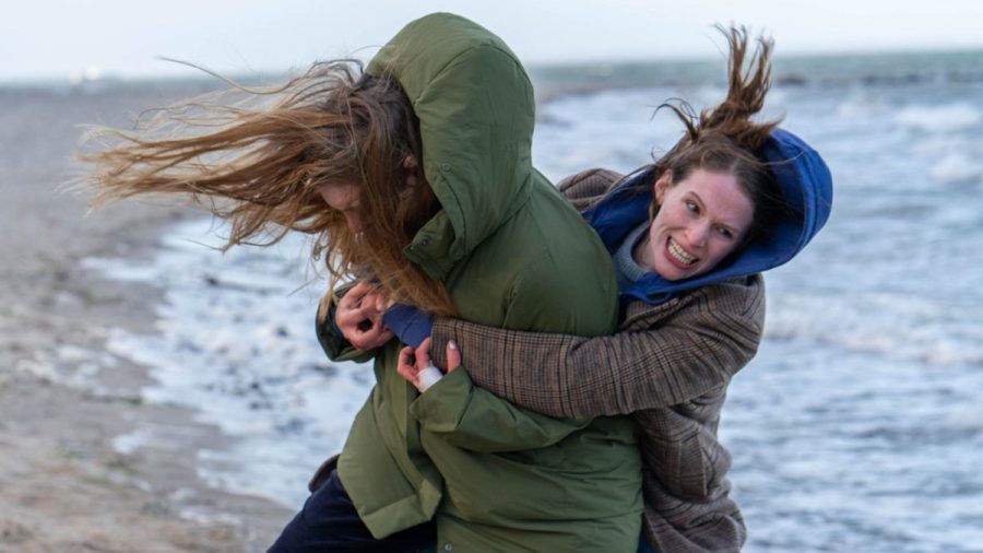 "Die Toten am Meer - Tod an der Klippe": Kommissarin Ria Larsen (Marlene Tanczik, r.) überwältigt Marina Johansson (Sina Martens). (cg/spot)