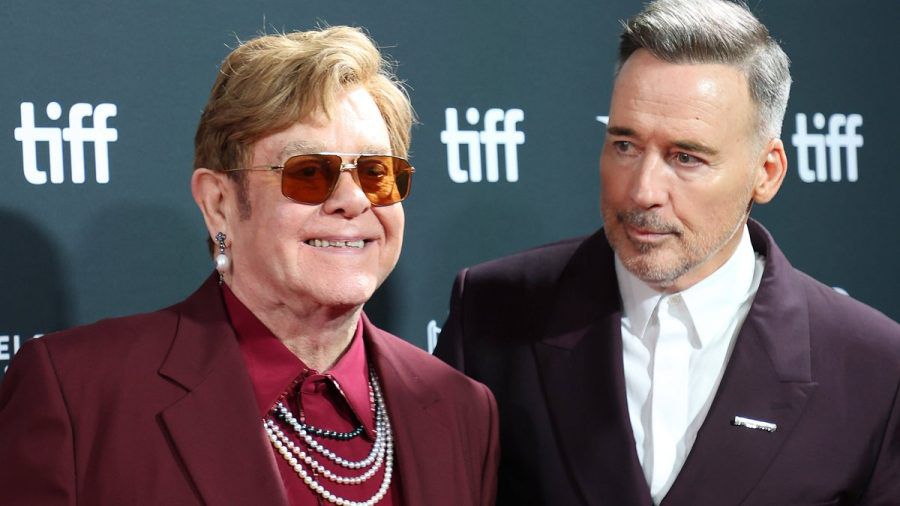 Elton John und David Furnish sind Eltern zweier Söhne. (lau/spot)