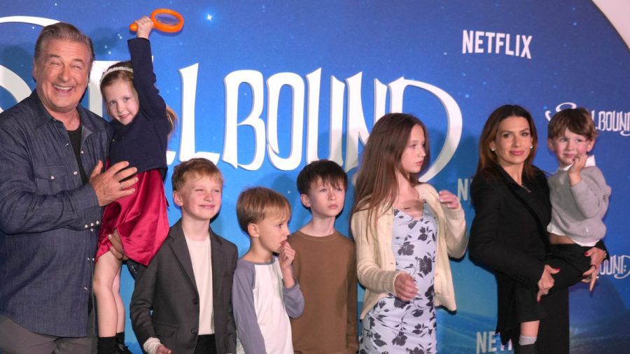 Alec und Hilaria Bladwin brachten sechs ihrer sieben Kinder mit zur "Spellbound"-Premiere in New York City. (ae/spot)