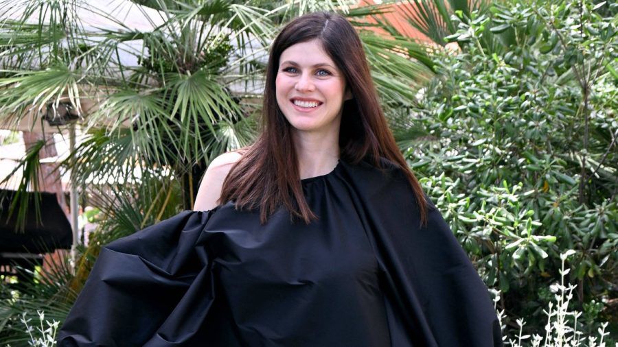 Alexandra Daddario freut sich an Halloween über Nachwuchs. (lau/spot)