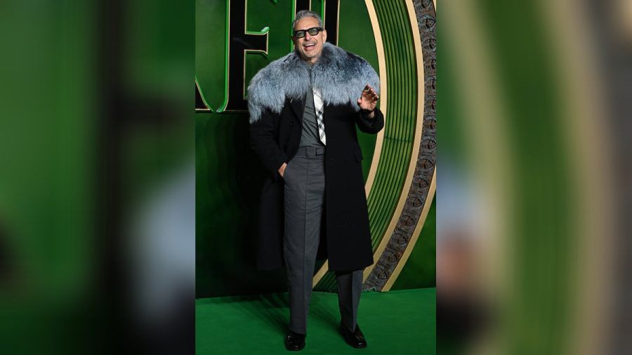 Jeff Goldblum spielt in "Wicked" an der Seite von Ariana Grande den Zauberer von Oz. (eyn/spot)