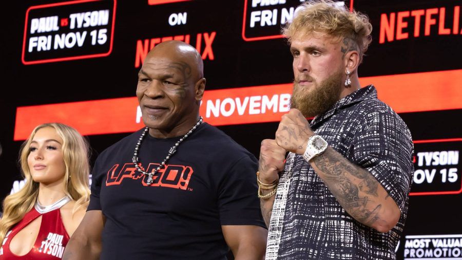 Box-Superstar Mike Tyson und sein junger Herausforderer Jake Paul bei einer Promotion-Veranstaltung vor dem Kampf. (tj/spot)