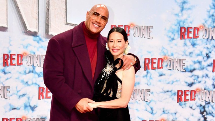 Dwayne Johnson und Lucy Liu posierten am 3. November in Berlin zur Premiere von "Red One - Alarmstufe Weihnachten" Arm in Arm. (ae/spot)