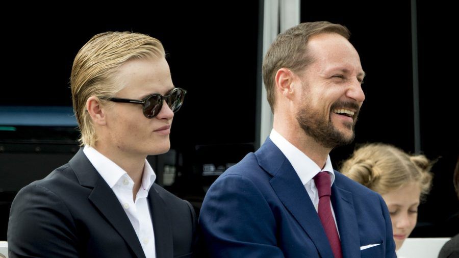 Marius Borg Høiby (li.) war als Teil der Königsfamilie bei vielen offiziellen Anlässen dabei - wie hier mit Kronprinz Haakon 2016 bei den Feierlichkeiten zum 25. Jubiläum der Krönung von Harald und Sonja in Trondheim. (ae/spot)