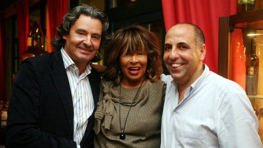 Tina Turner mit ihrem Ehemann Erwin Bach (li.) zu Besuch bei ihrem Kölner Lieblings-Italiener Salvatore Luca im Jahr 2006. (tj/spot)