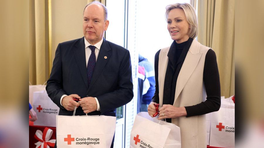 Fürst Albert II. und Fürstin Charlène von Monaco mit den Schlemmertüten. (wue/spot)