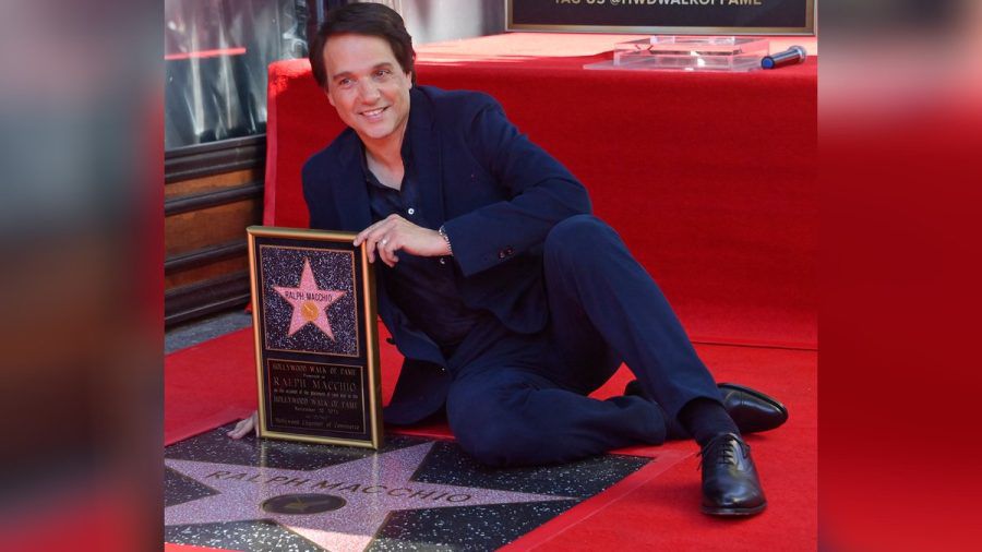 Ralph Macchio posiert mit seinem neu enthüllten Stern auf dem Hollywood Walk of Fame. (paf/spot)