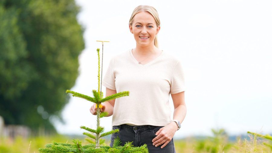 Saskia lädt zwei Männer auf ihre Weihnachtsbaumfarm. (smi/spot)