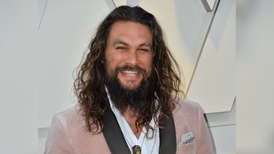 Jason Momoa holt bald wieder das Weihnachtsalbum von Barbra Streisand raus. (mia/spot)