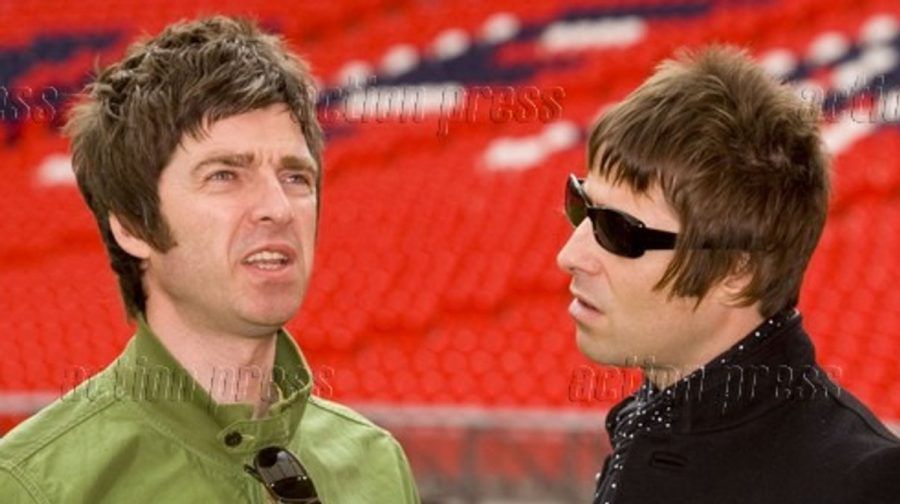 Noel (l.) und Liam Gallagher lieferten sich immer wieder heftige Streits. Können sie sich für die Reunion-Tour zusammenreißen? (ae/spot)