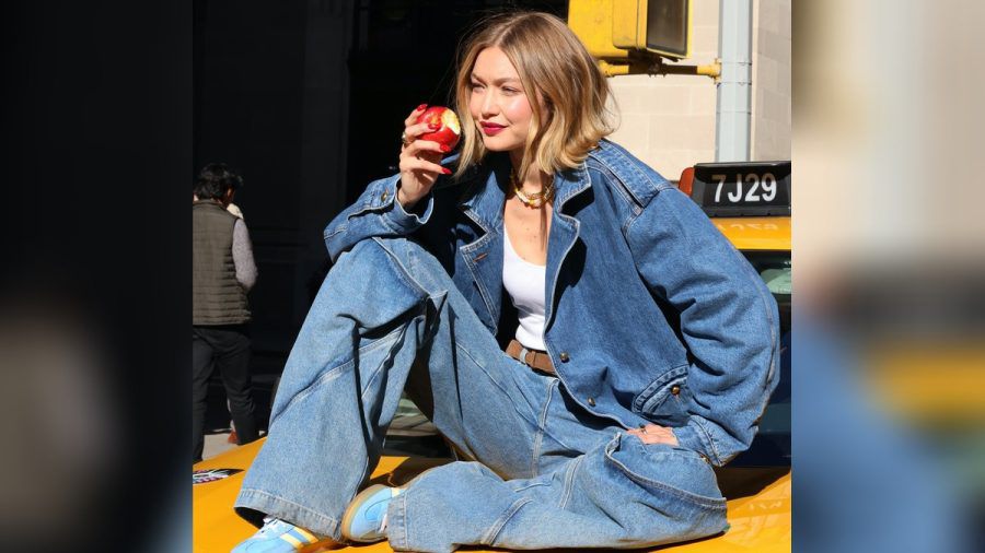 Gigi Hadid bei einem Fotoshooting in New York komplett in Denim. (the/spot)