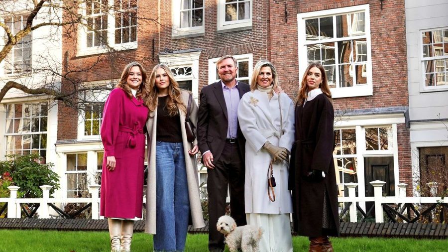 Prinzessin Ariane, Kronprinzessin Amalia, König Willem-Alexander, Königin Máxima und Prinzessin Alexia (v.l.n.r.) sowie Mambo beim Herbst-Fotoshooting des niederländischen Königshauses. (lau/spot)